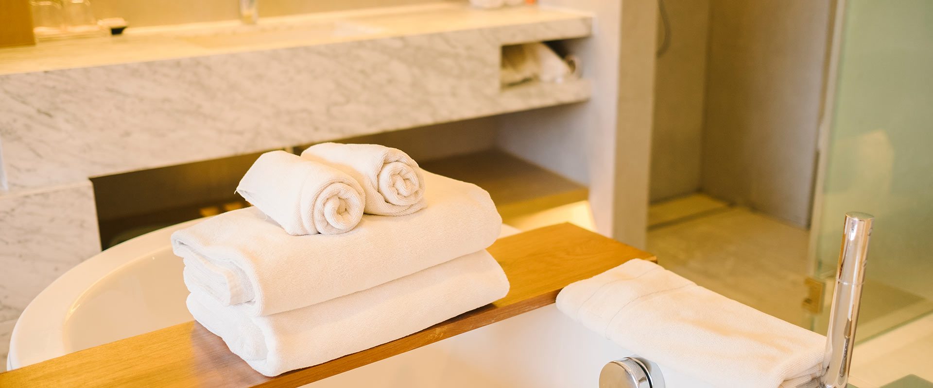 luxury-bathtub-towel-inside-bedroom-hotel-banner-3