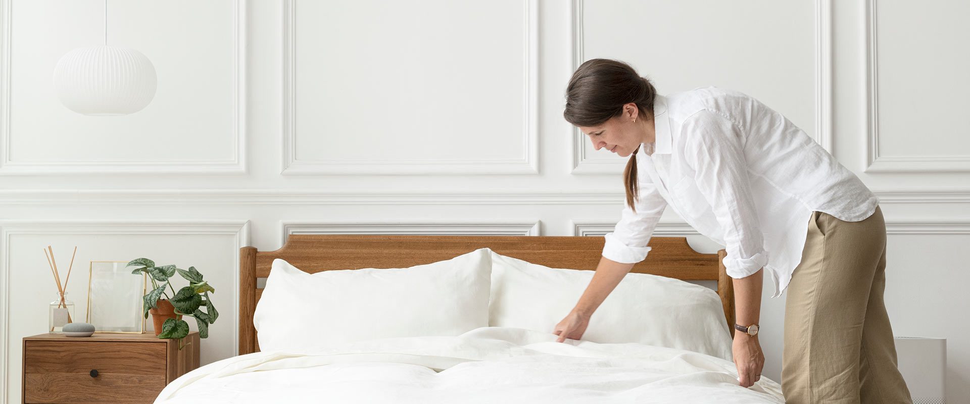 woman-making-her-bed-banner-hotel